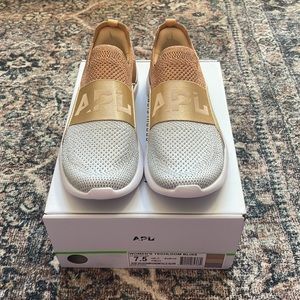 *BRAND NEW IN BOX* APL TechLoom Bliss Sneakers in Champagne/Metallic Silver 7.5